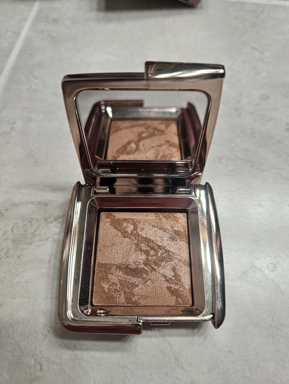 NWT Hourglass Ambient Lighting Powder Bonzer - Picture 3 of 3